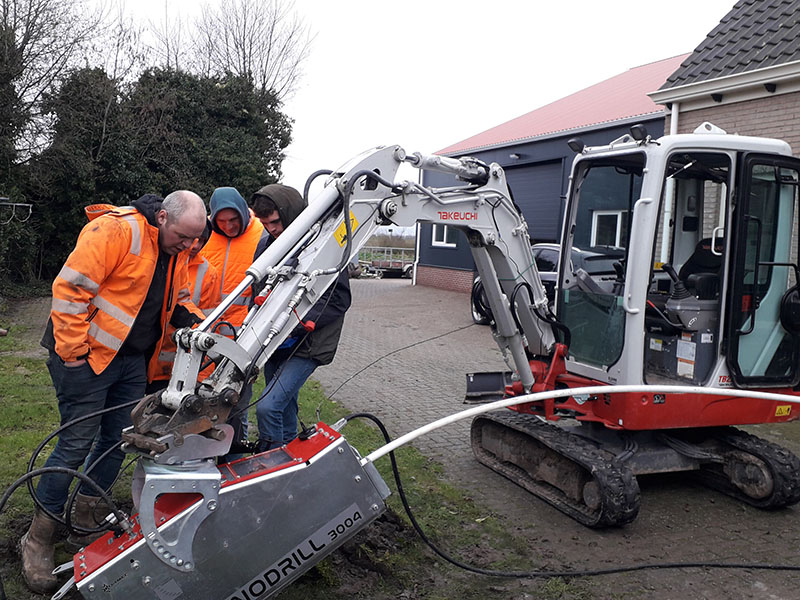 Minikraan van Van Klinken Kraanverhuur aan het werk met een nanodrill